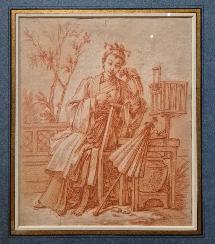 Une femme vêtue de vêtements traditionnels asiatiques, assise avec un perroquet sur l'épaule, entourée de détails floraux et d'un parapluie en arrière-plan.
